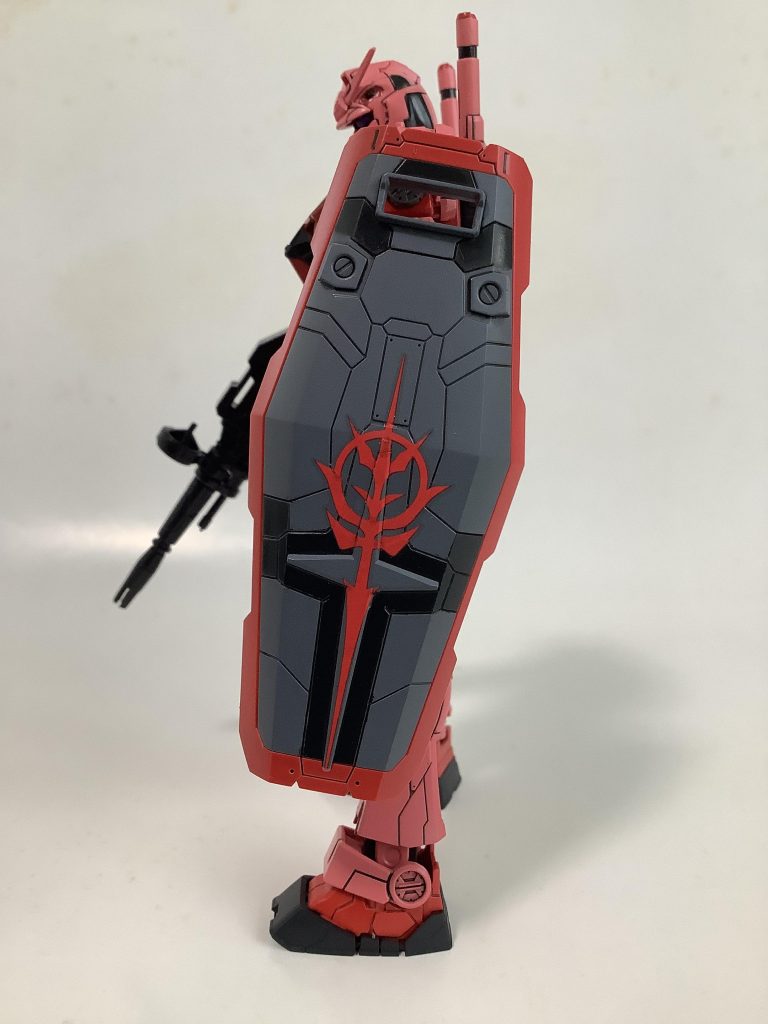 前回はデカール貼りに失敗した為手書きでした今回は貼りやすいよう連邦マークを平にしてますそれでもちょっと失敗してます