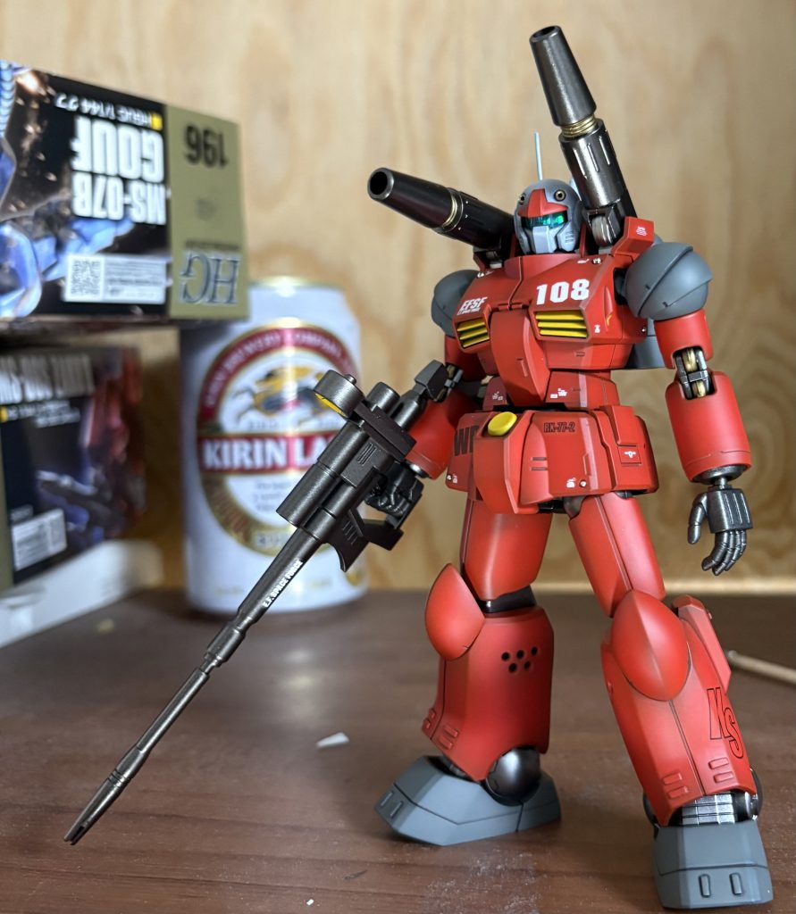 いつものように作業部屋での完成記念写真。こないだガンタンクも作ったし、RGのガンダムもあるし、これで机の上でV作戦を展開できる…それぞれ雰囲気がバラバラでバランス取れんけど…。