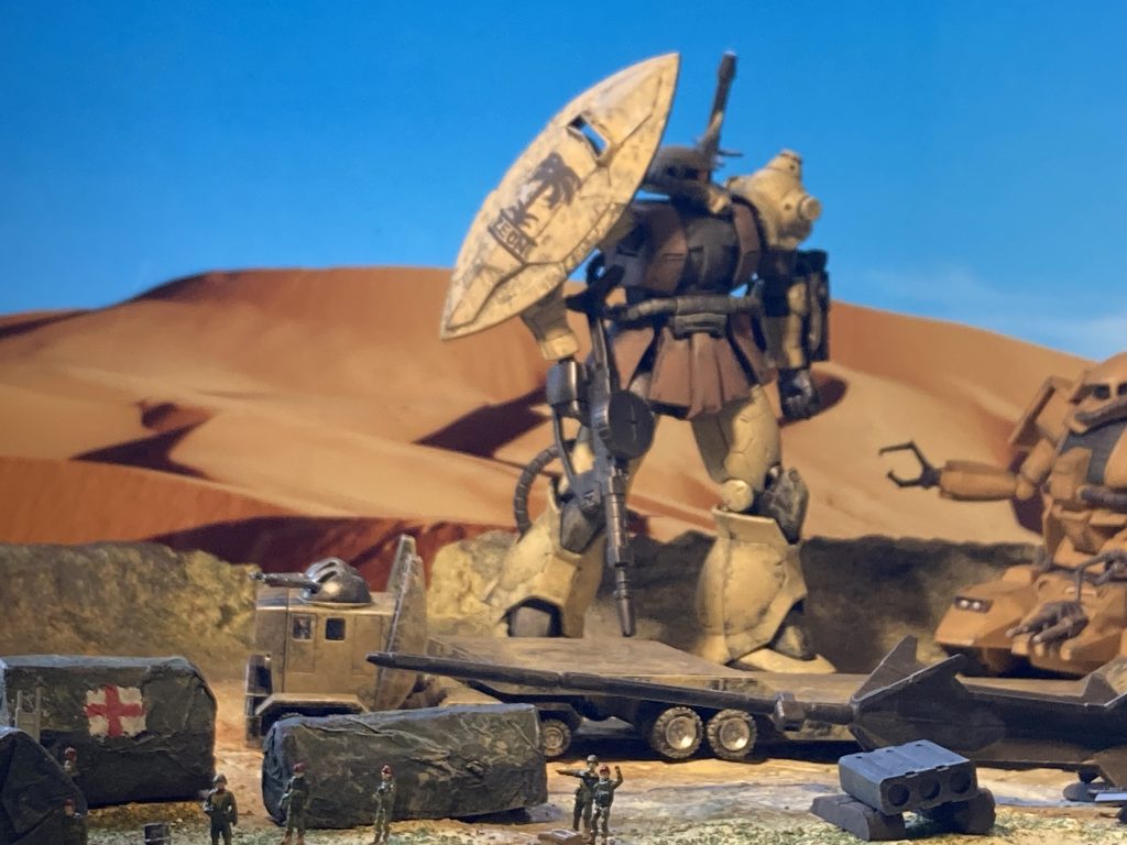 一年戦争末期？ジオン残党軍？のアフリカ戦線指揮官機って感じで‥『出撃準備は出来ておるか！』なんて、聞こえてきそう^_^