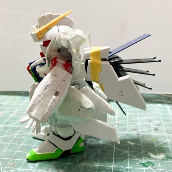 SDEX ビルドバーニングガンダムをベースにHG Gセイバーの部品を組み込んでいます。要所要所に磁石を入れているのでオリジンモード・スペースモード・グランドモードの換装を再現する予定です。（3枚目）