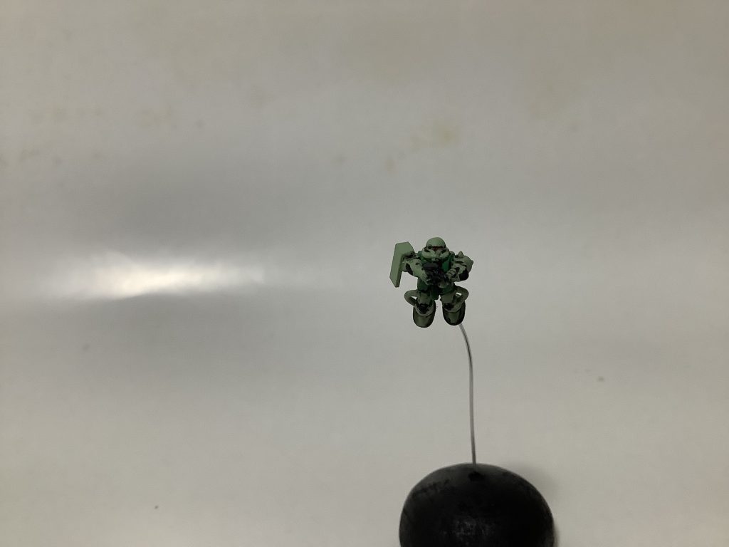 ポーズ変更してDAISOの木製マグネットを台座にしてます(zaku-kao2)