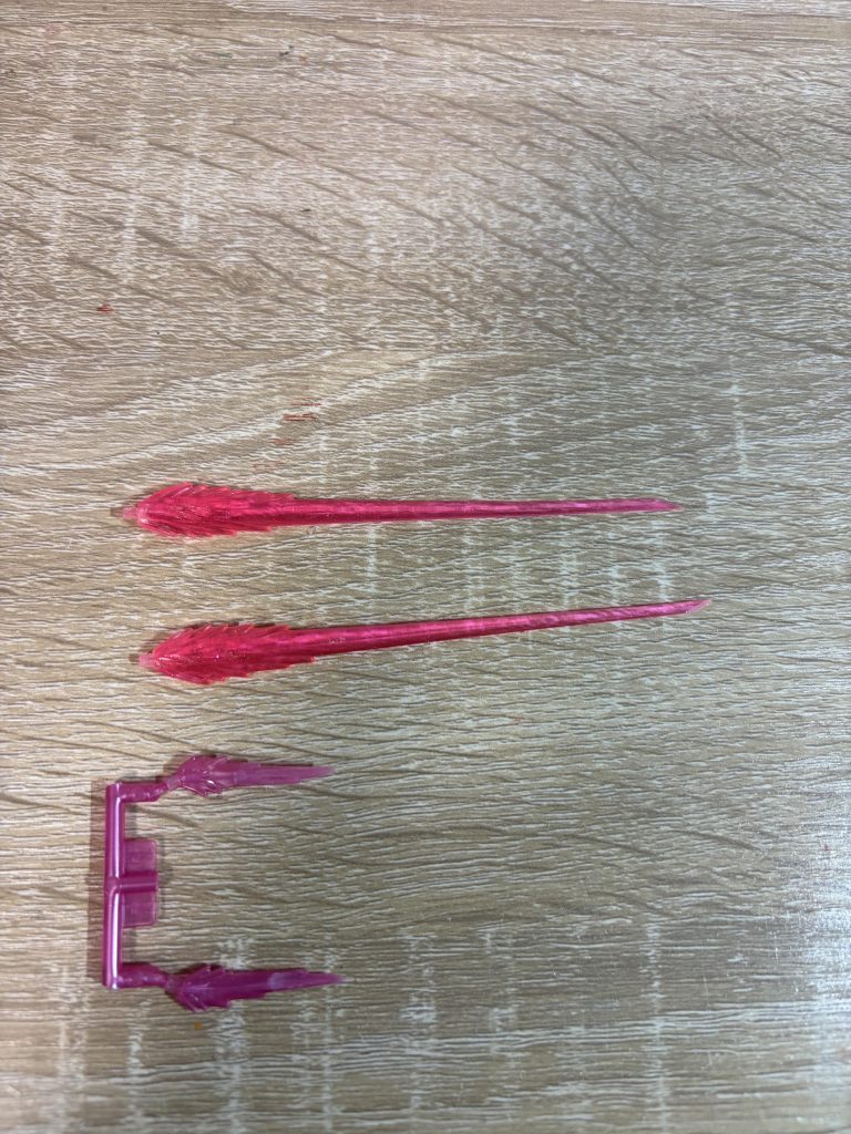 フラッシュエッジ2用ビームエフェクトHG付属のものだと短すぎるのでMGから貰いました上:MG下:HG少し切り詰めて調整