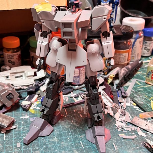 HGのシルヴァバレトベースにMark Vを作っています。前回投稿時からボディの制作を進めましたが、先に作った頭とのバランスが悪く（写真二枚目）調整したりしました。それでも体カックカックでまだまだカッコよくなりません。Mark5への道は険しいです(gundam-kao5)（2枚目）