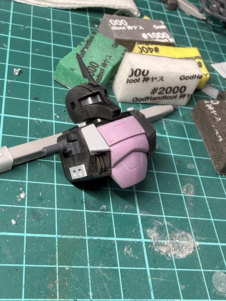 第一章黒い三連星の影ドムの重い足音が、訓練宙域に響く。ガイア。オルテガ。マッシュ。三機のドムが繰り出す連携攻撃。それは後に**“ジェットストリームアタック”**と呼ばれる戦術の原型だった。その演習を、少し離れた宙域から見つめる一機の機体がある。旧式のMS。MS-05B ザクⅠカスタムだが、その機体は驚くほど滑らかに宇宙を舞っていた。「……三機の動きは完璧だ」レオは静かにつぶやく。「だが、四機ならもっと速い」その瞬間。訓練標的のデブリが、三機のドムの攻撃圏外へ流れた。レオはスロットルを踏み込む。ザクⅠが静かに加速する。三機の連携の“死角”。そこに滑り込み――ヒートホークが一閃した。デブリは綺麗に両断された。通信が開く。「……ほう」低い声。ガイアだった。「今の動き……誰だ」レオは答える。「士官候補生。レオ・グレンハルトです」少しの沈黙。そして――オルテガが笑った。「面白いじゃねえか」マッシュも言う。「四人目か?」ガイアはしばらく黙っていた。やがて静かに言った。「……そのザクで、俺たちについて来れるか」レオは迷わず答えた。「試してみます」