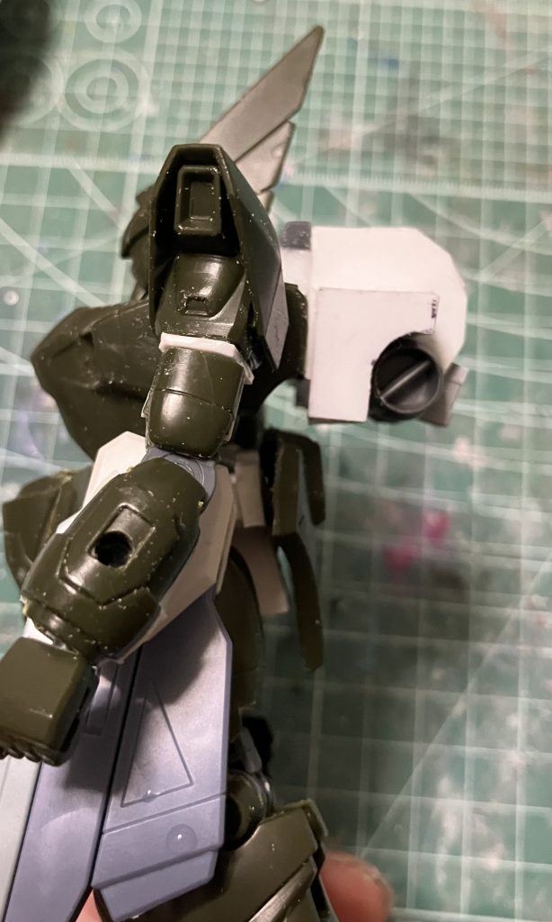 各部プラ板でかさ増ししています。バックパックは設定画に沿った形状にしています。