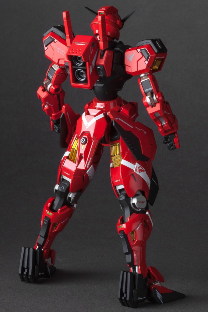 赤をできるだけ鮮やかに見せたくて、多くのパーツを光沢のある赤で塗装しましたが、平らな面にはマット仕上げの方がずっと適していると言わざるを得ません