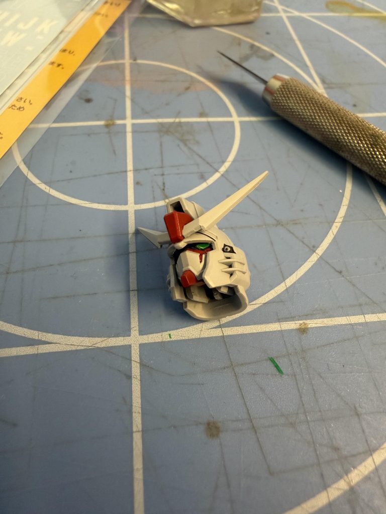 メインカメラは少し奥行きをつけてセンサーをプラ板で切り抜き接着蓄光塗料なので目立つ光り方をします。