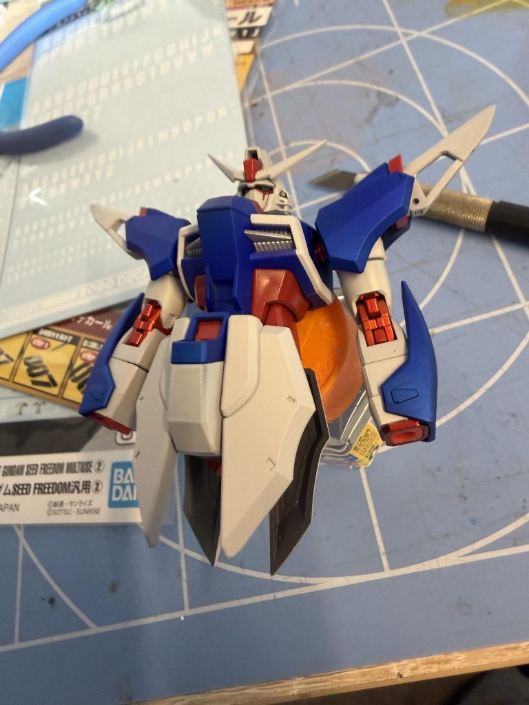 関節と袖付近に発光イメージを塗装成形色ではここまで再現されてなかったです。