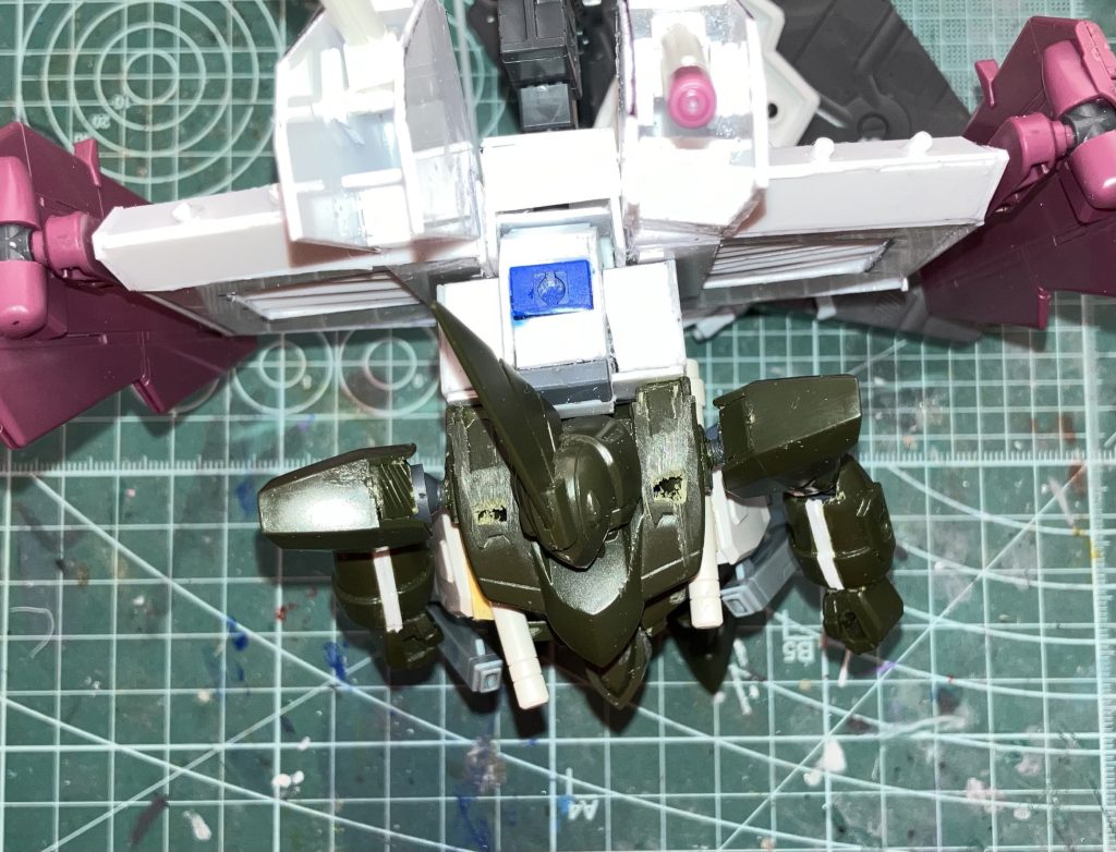 バックパック上部にはEGストライクの接続部を移植しているので、パーツのホールド性を上げています。