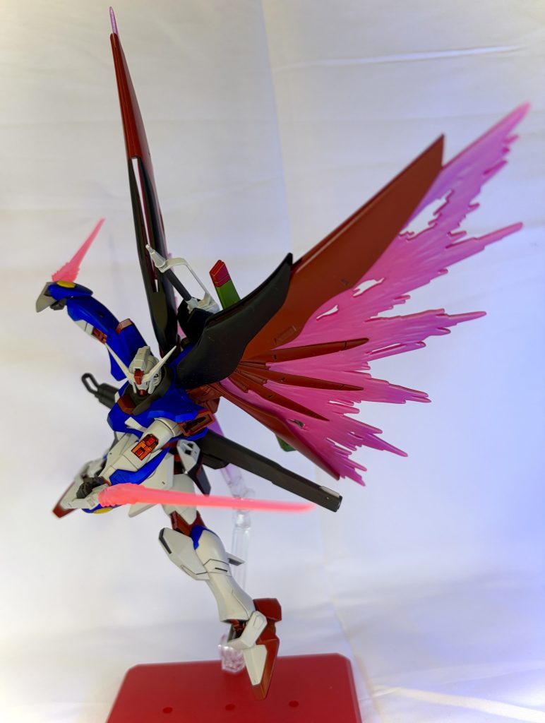 フラッシュエッジ2構え肉抜きはパテで埋めて本来の形状に近付けました。ビームエフェクトはMGデスティニーから拝借して改造。