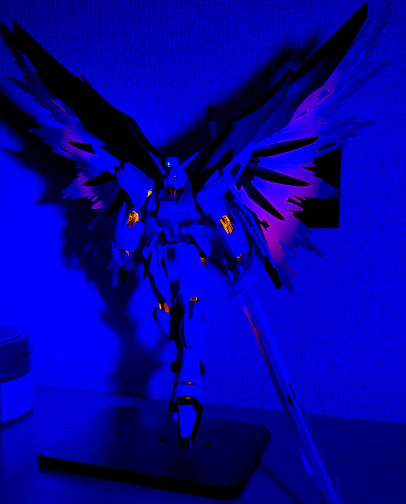 暗闇+ブラックライトを当てるとエフェクトが際立ちます。