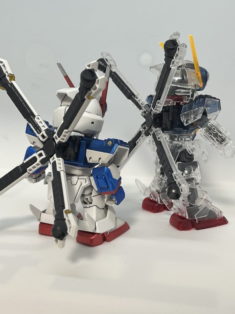 後ろに隠れてました。