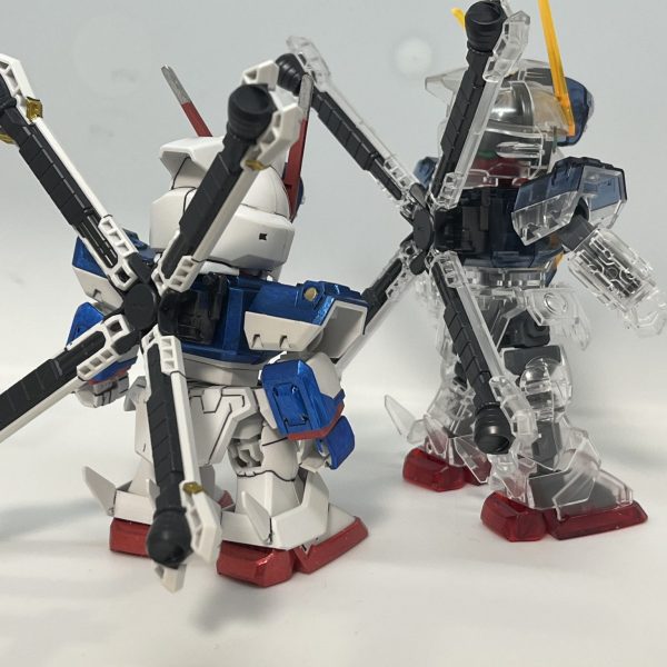 後ろに隠れてました。