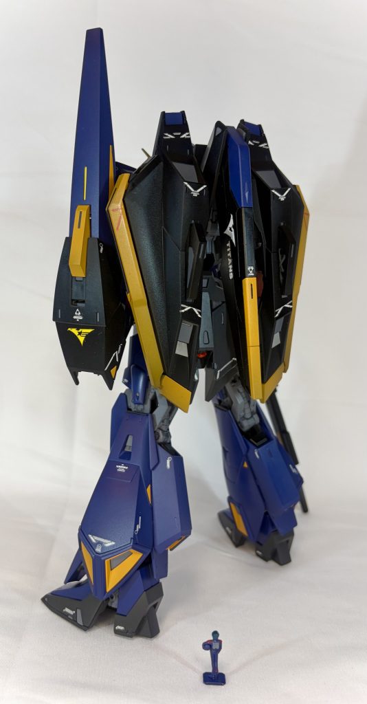 背面明るい配色(主に黄色)には少しグラデーションも加えてあります。