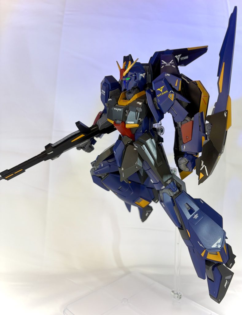 カメラ、センサー類には蓄光と蛍光塗料を塗っているのでブラックライトに明るく反応します。