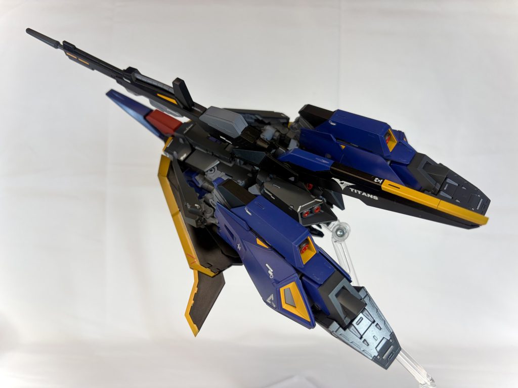ウェイブライダー形態完全変形ではありますが、他キットに比べると横に間延びしている印象