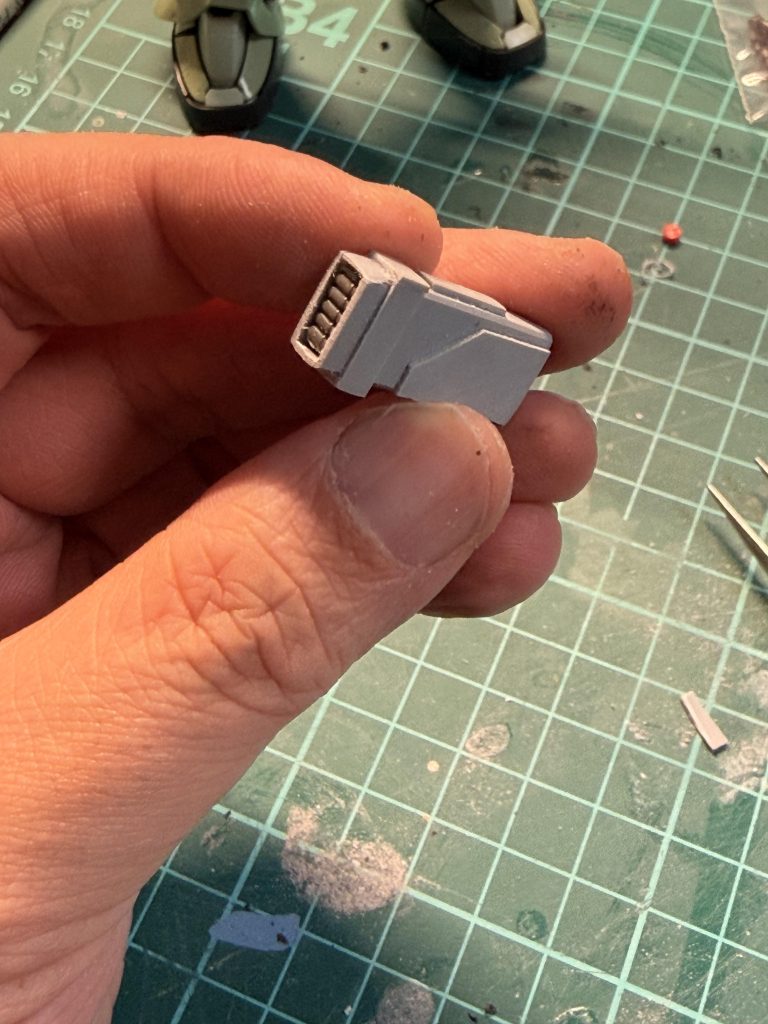 第三章分岐ある日。ガイアがレオに言った。「士官候補生」「はい」「お前は強い」レオは黙っていた。ガイアは続ける。「だが俺たちは三人で完成している」オルテガも言う。「四人になるとよ」マッシュが言葉を継ぐ。「目立ちすぎる」ジオン軍は、すでに三連星を“英雄”として売り出していた。伝説は――三人でなければならない。ガイアが最後に言った。「お前は別の部隊へ行け」「もっと強くなれ」レオは敬礼した。「了解しました」それが――彼らとの最後の会話だった。