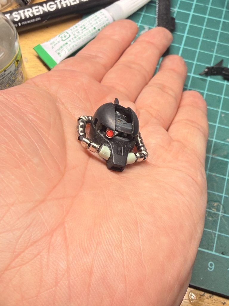 最終章戦争は終わった。一年戦争。ジオンは敗れた。だが。ある整備兵の証言が残っている。「黒い三連星がさ」「戦後、酒飲みながら言ってた」「もし四人だったら」整備兵は空を見上げた。「もっと暴れられたって」宇宙の闇の中。戦場のデブリの中に焼けたザクの肩装甲が漂っている。そこには――小さく黒い星が四つ刻まれていた