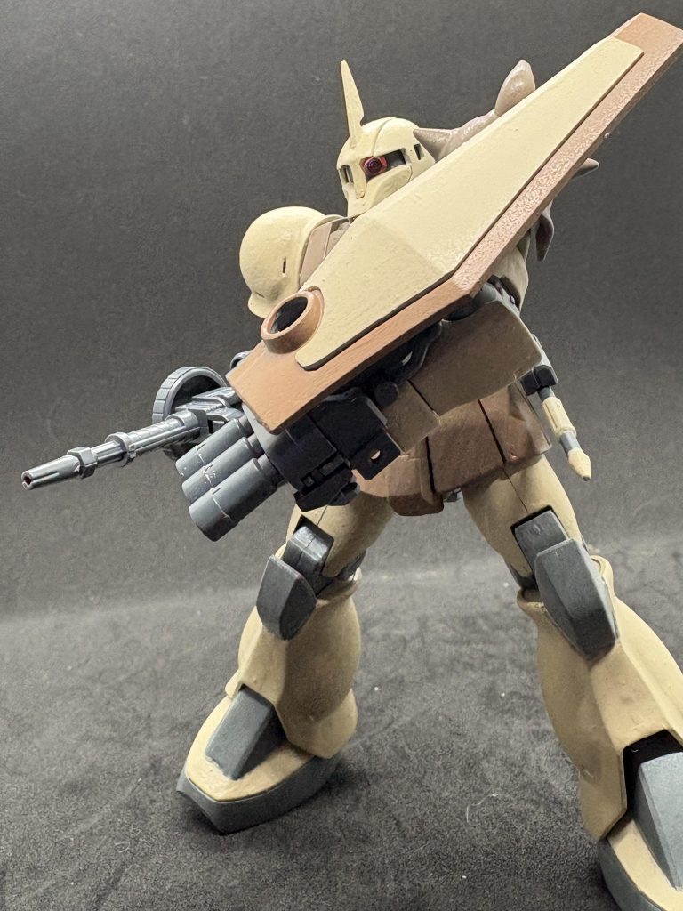 ザクⅠデザートタイプは地上の物資不足の対応策で、効率的に制圧をするため現地改修された機体である