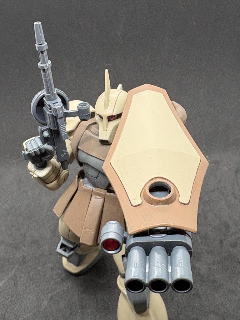 武装はマシンガンとヒートホーク、左手にはグフカスタムの装備をしている