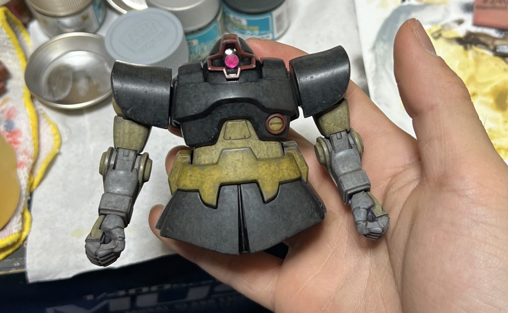 上半身塗り終わり。下地として今回はメカサフヘヴィを筆塗りしています。モノアイは良く反射して光るHIQパーツのメタリックシールを使用。