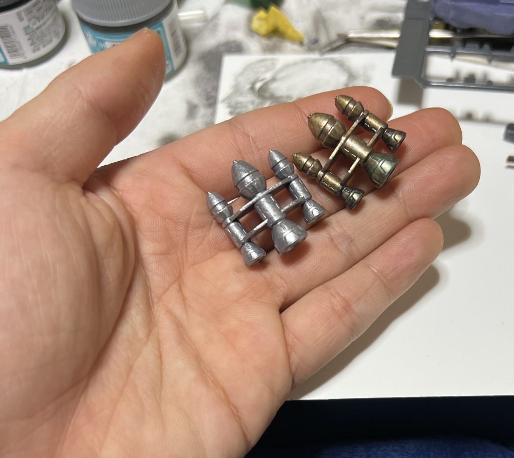 バーニアは普段隠れるので目立ちませんが、塗ってます。シルバーの上からリアルタッチマーカーでしぶーく…。