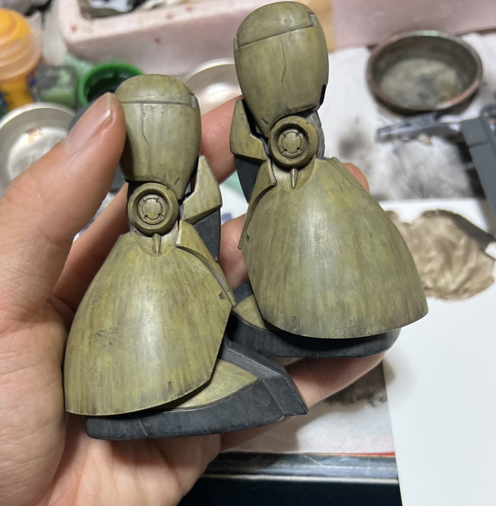 脚部は重力の方向に筆を走らせます。画像はウォッシングまで終わりっていますが、後からもう少しウォッシング塗料を落としても良かったかなと思いました。