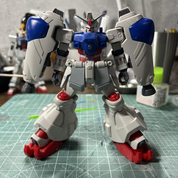 超雑に足首延長していたため、後ろからガッツリ延長箇所が見えちゃっていたので、プラ板で簡易的なハメ込みパーツを作りました。ディテールなんかは後で足してそれっぽく仕上げるつもりです。顔もフェイスラインをシャープにして劇中っぽい雰囲気に近付けようとしています。笑リアアーマーも大型化しました。あとは前腕が少し短い気がするので伸ばそうか検討中です。分かりにくいですがコックピットの下もちょっと構造が気に入らなかったのでカットして、プラ板でそれっぽいパーツに変更してハメこんでます。なんか腹筋みらいで微妙なんでデザイン変えようと思います😂笑(5枚目)