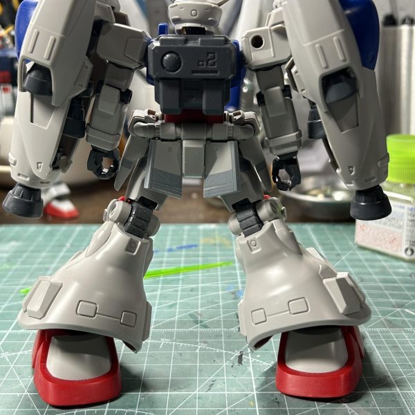 超雑に足首延長していたため、後ろからガッツリ延長箇所が見えちゃっていたので、プラ板で簡易的なハメ込みパーツを作りました。ディテールなんかは後で足してそれっぽく仕上げるつもりです。顔もフェイスラインをシャープにして劇中っぽい雰囲気に近付けようとしています。笑リアアーマーも大型化しました。あとは前腕が少し短い気がするので伸ばそうか検討中です。分かりにくいですがコックピットの下もちょっと構造が気に入らなかったのでカットして、プラ板でそれっぽいパーツに変更してハメこんでます。なんか腹筋みらいで微妙なんでデザイン変えようと思います😂笑(4枚目)