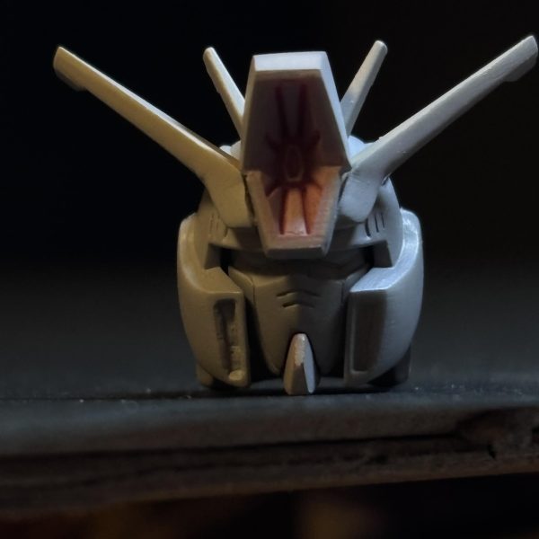 &nbsp;HGUC ZZガンダムをMGverKaに寄せていこうの第2週（〜26.3.8）です。色々やりましたが寄らないなぁ‥と思い。頬を砕きました笑。もう削りとパテ盛りの繰り返し。収拾つきません。光硬化パテなかったら諦めてるかも。神アイテム🥰1枚目が現状。2枚目が昨日。3枚目が先週。4枚目は素組みです。2枚目時点で割と満足してたんですけどスリム過ぎて本体に取り付けたらアンマッチが過ぎました笑。なのでヘルメット横に肉盛り途中です。色々悩みましたがやってよかったです。素組みはツインアイのシールの使い方でいくらでも雰囲気変わりますよね。第3週もお顔改造頑張ります。楽しくなってきました🤩（4枚目）