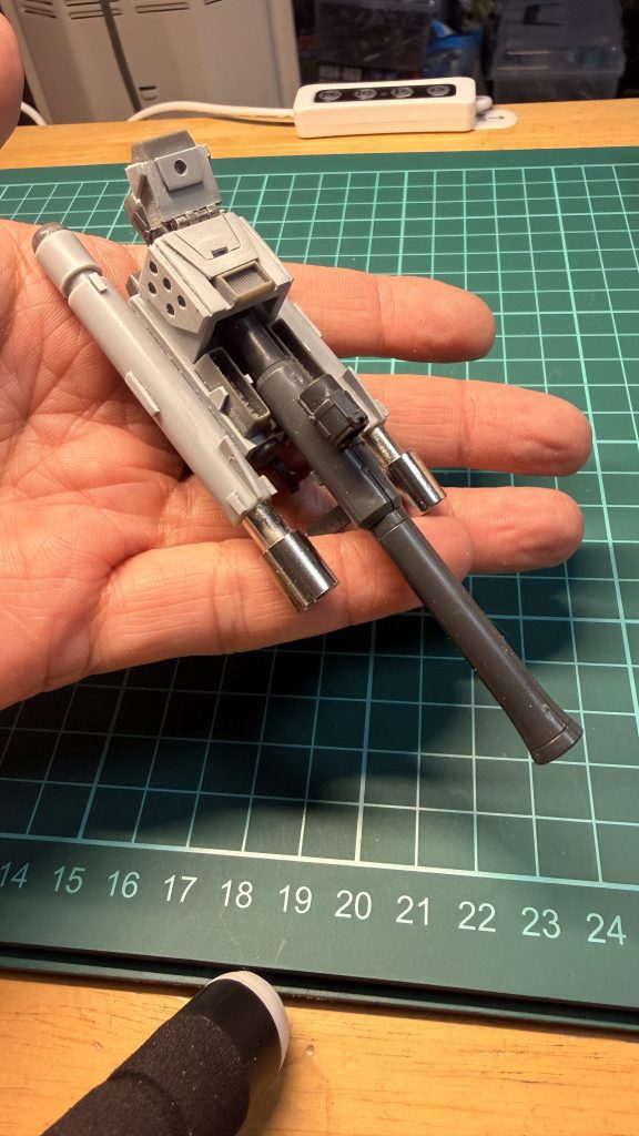 機体特徴① 高機動化スラスター本機は旧式機ながら、脚部・バックパックに追加スラスターを装備。推力は通常ザクⅠの 約1.35倍 に達し、ドム部隊の戦術速度に近い加速を可能としている。これにより“四機目の突撃機”としての役割を担った。