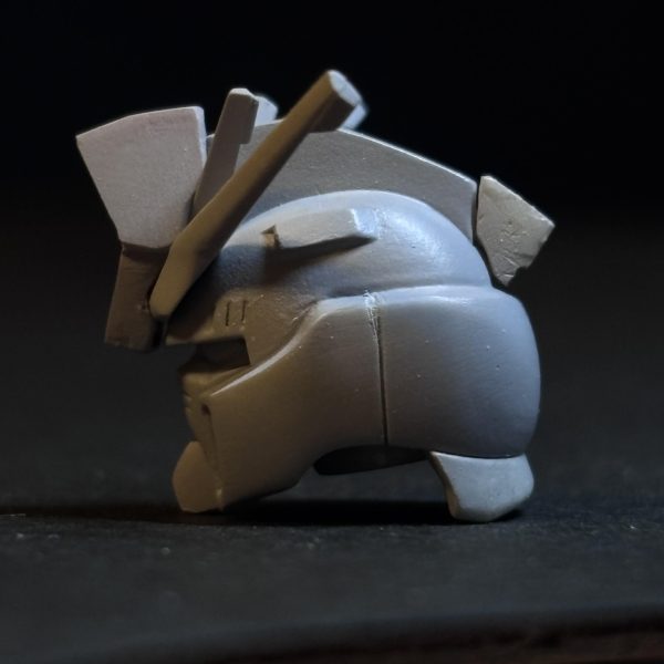 MGフルアーマーKaに寄せていこう。改造第1週です。(〜26.3.1)。モチベが高いうちにまずはお顔から。① 目付きが鋭くなるようにお顔を少しヘルメット側に押し込みました。鼻筋は除去。への字スリットは下側だけ掘り直し。顎も細くしました。②ヘルメットは両側面のダクトは別部品にする予定。頬を削り落として整えてます。頬のダクトも埋めてから掘り直し。③後頭部に丸みをつけて、トサカを延長。筋彫り追加しました。④ハイメガ拡張(やり過ぎました💦)、アンテナはキャノン脇のとこを肉盛りました。【感想】サフチェックって偉大ですね笑。色んなアラがいっぱい出て来ました。ガサガサ、歪み、不均一🤣‥修正してやるっ!MGフルアーマーのキットレビューがいっぱい上がって来るので資料には事欠きません。ありがたやー🥰(5枚目)