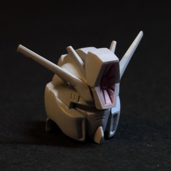 MGフルアーマーKaに寄せていこう。改造第1週です。(〜26.3.1)。モチベが高いうちにまずはお顔から。① 目付きが鋭くなるようにお顔を少しヘルメット側に押し込みました。鼻筋は除去。への字スリットは下側だけ掘り直し。顎も細くしました。②ヘルメットは両側面のダクトは別部品にする予定。頬を削り落として整えてます。頬のダクトも埋めてから掘り直し。③後頭部に丸みをつけて、トサカを延長。筋彫り追加しました。④ハイメガ拡張(やり過ぎました💦)、アンテナはキャノン脇のとこを肉盛りました。【感想】サフチェックって偉大ですね笑。色んなアラがいっぱい出て来ました。ガサガサ、歪み、不均一🤣‥修正してやるっ!MGフルアーマーのキットレビューがいっぱい上がって来るので資料には事欠きません。ありがたやー🥰(7枚目)