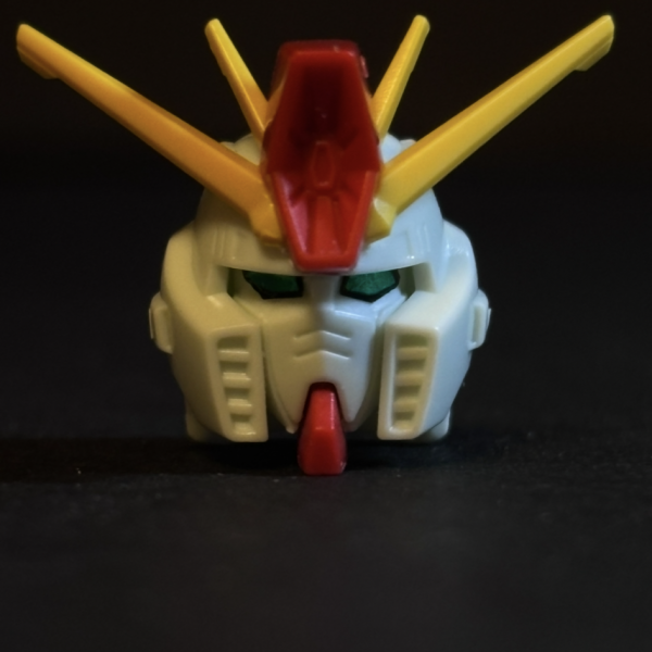 MGフルアーマーKaに寄せていこう。改造第1週です。(〜26.3.1)。モチベが高いうちにまずはお顔から。① 目付きが鋭くなるようにお顔を少しヘルメット側に押し込みました。鼻筋は除去。への字スリットは下側だけ掘り直し。顎も細くしました。②ヘルメットは両側面のダクトは別部品にする予定。頬を削り落として整えてます。頬のダクトも埋めてから掘り直し。③後頭部に丸みをつけて、トサカを延長。筋彫り追加しました。④ハイメガ拡張(やり過ぎました💦)、アンテナはキャノン脇のとこを肉盛りました。【感想】サフチェックって偉大ですね笑。色んなアラがいっぱい出て来ました。ガサガサ、歪み、不均一🤣‥修正してやるっ!MGフルアーマーのキットレビューがいっぱい上がって来るので資料には事欠きません。ありがたやー🥰(2枚目)