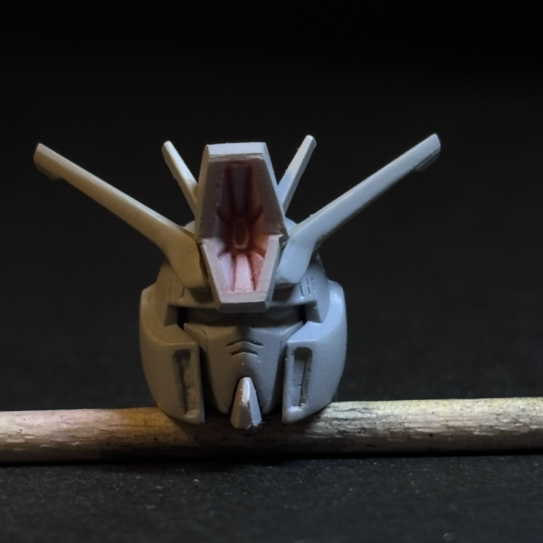 MGフルアーマーKaに寄せていこう。改造第1週です。(〜26.3.1)。モチベが高いうちにまずはお顔から。① 目付きが鋭くなるようにお顔を少しヘルメット側に押し込みました。鼻筋は除去。への字スリットは下側だけ掘り直し。顎も細くしました。②ヘルメットは両側面のダクトは別部品にする予定。頬を削り落として整えてます。頬のダクトも埋めてから掘り直し。③後頭部に丸みをつけて、トサカを延長。筋彫り追加しました。④ハイメガ拡張(やり過ぎました💦)、アンテナはキャノン脇のとこを肉盛りました。【感想】サフチェックって偉大ですね笑。色んなアラがいっぱい出て来ました。ガサガサ、歪み、不均一🤣‥修正してやるっ!MGフルアーマーのキットレビューがいっぱい上がって来るので資料には事欠きません。ありがたやー🥰(3枚目)