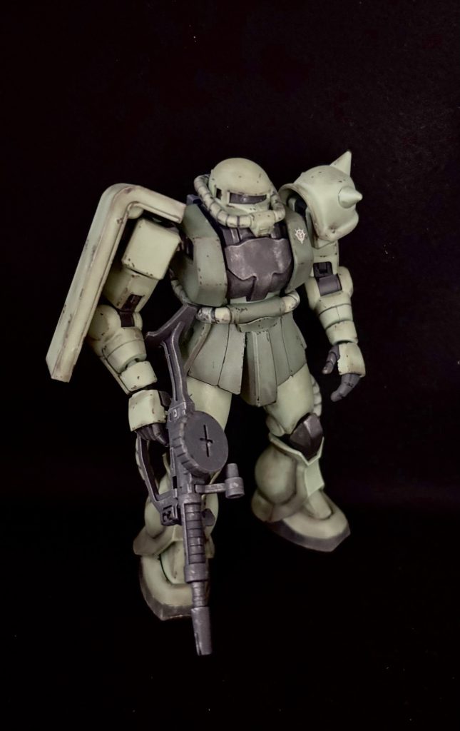 今回は塗装はしておらず成形色のみ。艶消し、チッピングとドライブラシ、陰影を強調させるためにウェザリングマスターで凹部分をなぞってみました。