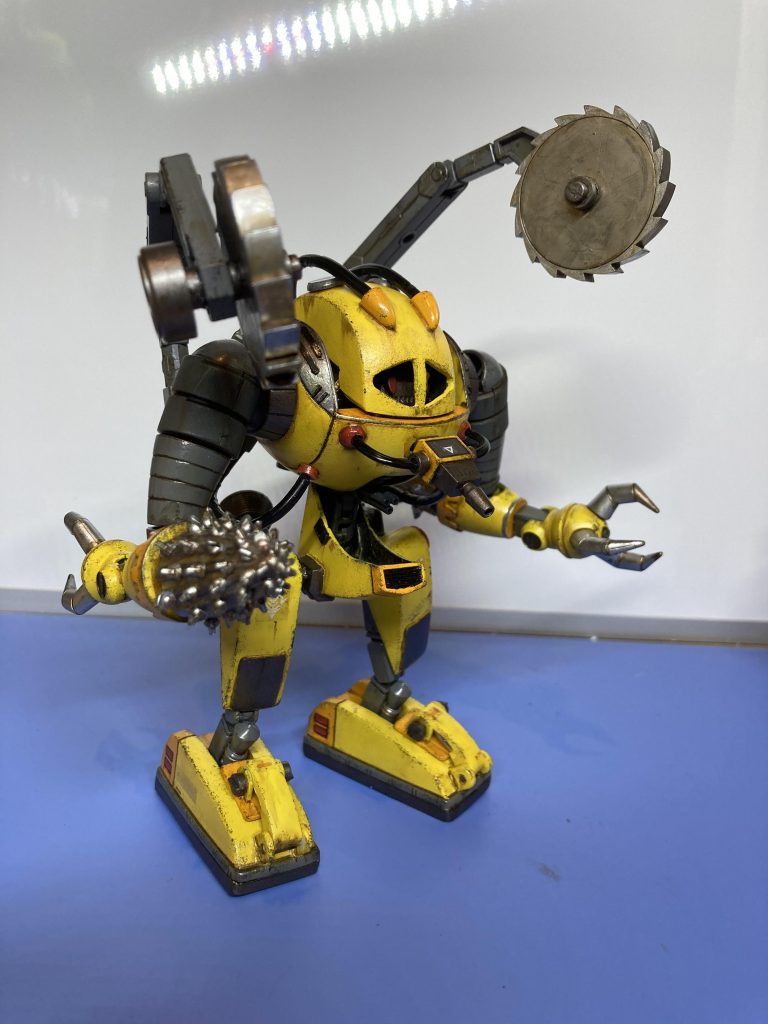 頭のカッターも、あの位置では使い難そうだったのでアームで伸びるようにしました。そしてよく見えませんが、股間の中にはトンネル掘り反対派のデモ隊対策にガトリング砲を装備しています。