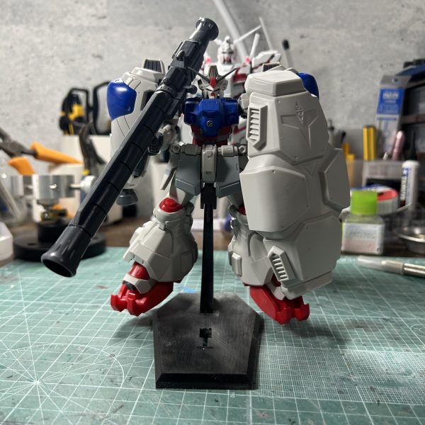 唐突にMGのユニコーンガンダムをパチ組してしまいました。そんでね、メチャクチャ脚が長い、とにかく長い。気持ち悪かったので定番工作を行い、かなり短くしたんです。胴体も伸ばしたりなんかして調整した結果がコレです。それでもまだ長い気がしますね。骨盤も広げたり肩の位置も上げたり、色々やったんですけどベストなプロポーションにはなりそうにないですね😅箱開けるんじゃなかった😭もう少し弄って納得したらGP-02に戻ります😂（3枚目）