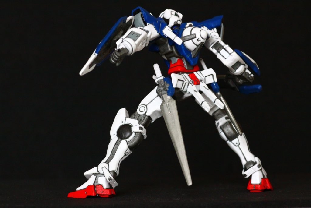 キットでは白一色のGNソードを塗装して冷たい金属感を出したいと塗り始めましたが、最終的につや消しトップコートを吹いてしまったので仕上がりイメージは異なってしまいました。