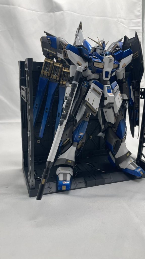 元のキットがHWS前提のプロポーションなので寸胴、小さい肩、長すぎるスカートアーマー、短足に見えがちな馬鹿でかいダクト、丸っこいファンネルラック、短めのビームライフルを修正しています。マッシブな中にもスマートさを演出しました。