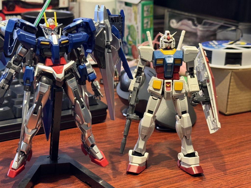 塗装前の様子一緒に発掘された第1回ガンプラEXPOで買ったメタリックダブルオーライザーを添えて…