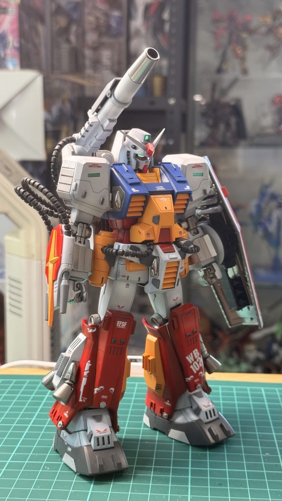 ◆ 乱入「いいねぇ……面白え組み合わせだ」 空間が歪む。 現れる黒い機体。 氷室ガイ。「二つの“パーフェクト”か。まとめて叩けば、俺が一番だ」「やるしかねえな」 リクトが前に出る。「共闘だ」 ハヤトが即答する。◆ 圧倒 戦闘開始!! ガイの機体は速い。 そして、正確すぎる。「くっ……!」 リクトが弾かれる。「動きが雑だ」 ハヤトが言う。「うるせえ!!」 だが事実だった。「強い戦いってのはな——」 ガイの声。「無駄がねえってことだ」 攻撃が的確に刺さる。