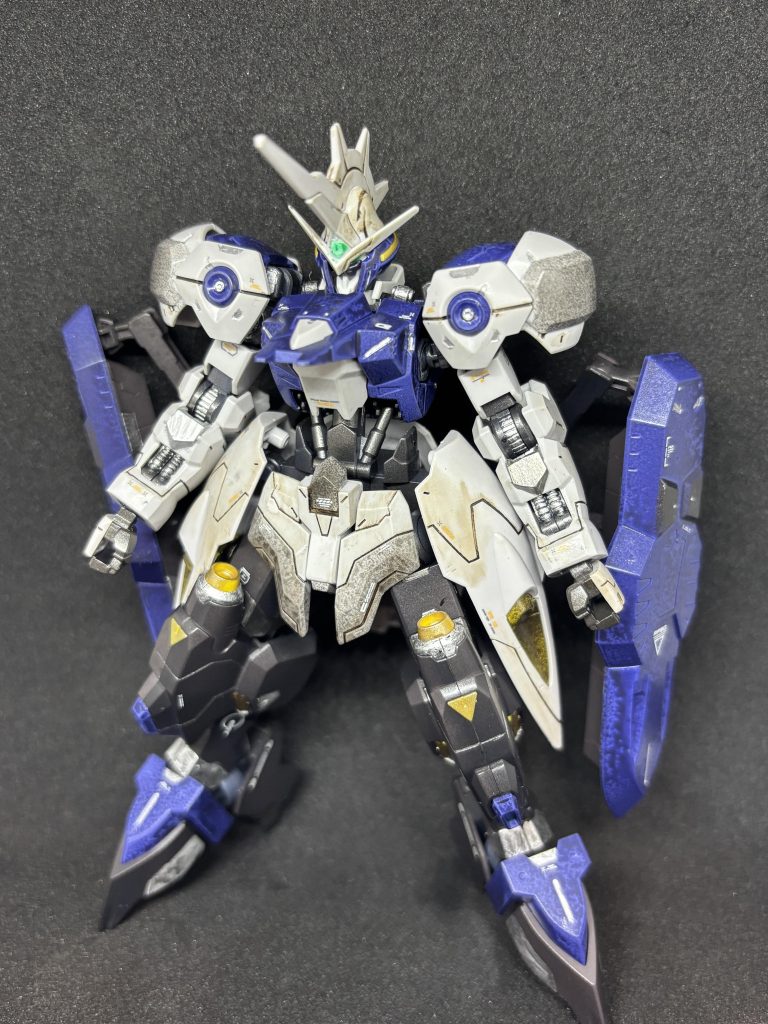 【トップコート時点、ウェザリング前】エアブラシの段階で希釈に問題があったのかマダラ模様の塗装になりましたが、どうせ汚すし良いかと思いこのまま進行。墨入れはウェザリングカラーで行ったためもうすでにちょっと泥みたいになってるが、どうせ汚すしこのまま進行。