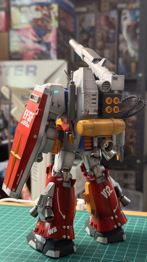 ◆ 進化「いいぜ……これだ!!」 リクトが叫ぶ。「ハヤト!!合わせろ!!」「言われなくても!!」 動きが重なる。 違う思想。 違う戦い方。 だが——「なんで噛み合う!?」 ガイが叫ぶ。「決まってる!!」 リクトが吠える。「進化してるからだ!!」「そう!いまもな!」 ハヤトが冷静に補足する。