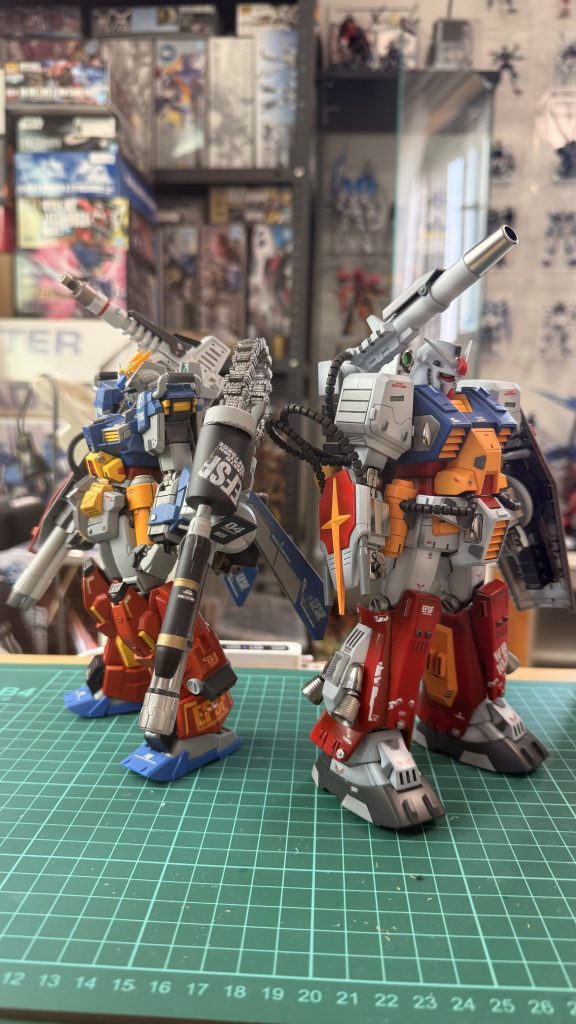 ◆ 邂逅 気がつくと、荒野に立っていた。「……どこだよ、ここ」「それは、こっちのセリフだ」 背後から声。 振り向く。 そこにいたのは、静かな目をした少年。 無駄のない立ち方。 構え。 そして、その後ろにある機体。「……その機体」 リクトが目を細める。「パーフェクト……いや、違う」「シン・パーフェクトガンダム」 少年が答える。「俺が完成させた」 その言葉には、一切の迷いがなかった。「完成、ねえ……」 リクトは肩をすくめる。「俺はそういうの、好きじゃねえな」「だろうな」 少年はあっさり言った。「その機体、バランスが崩れてる。未調整だ」「はあ!?」「前に出すぎる構造だ。制御が甘い」 一瞬で見抜かれた。「……天地ハヤト」 少年が名乗る。「天地大河 の息子だ」「……京田リクト」 リクトも名乗る。「京田四郎の」 その瞬間。 二人の視線が交差した。「なるほどな」「納得した」 同時に言った。