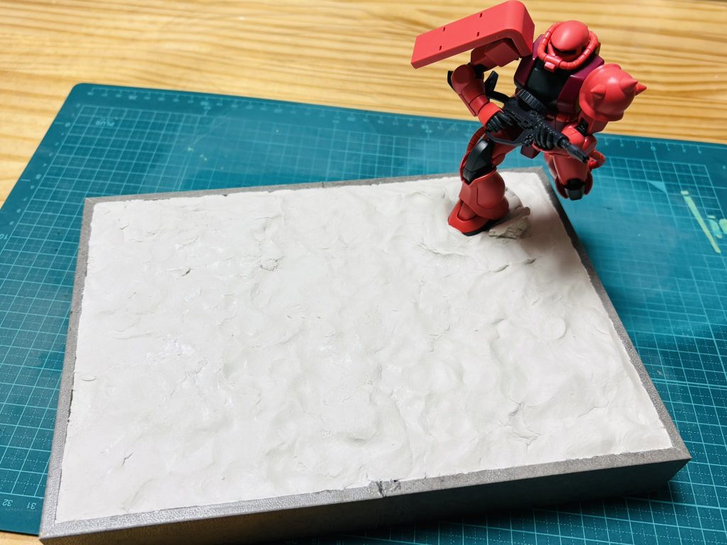 台座の大きさはこんな感じ。100均の小物ケースを2つ並べてます！