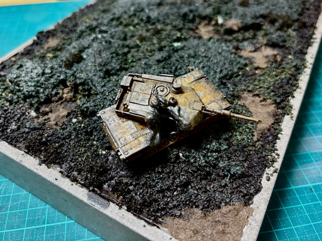 戦車はライターを使って実際に溶かしてみました。溶かす前に決めた場所をノコで切り取っています！