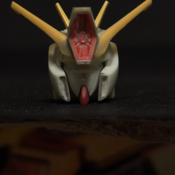 &nbsp;HGUC ZZガンダムをMGverKaに寄せていこうの第2週（〜26.3.8）です。色々やりましたが寄らないなぁ‥と思い。頬を砕きました笑。もう削りとパテ盛りの繰り返し。収拾つきません。光硬化パテなかったら諦めてるかも。神アイテム🥰1枚目が現状。2枚目が昨日。3枚目が先週。4枚目は素組みです。2枚目時点で割と満足してたんですけどスリム過ぎて本体に取り付けたらアンマッチが過ぎました笑。なのでヘルメット横に肉盛り途中です。色々悩みましたがやってよかったです。素組みはツインアイのシールの使い方でいくらでも雰囲気変わりますよね。第3週もお顔改造頑張ります。楽しくなってきました🤩（3枚目）
