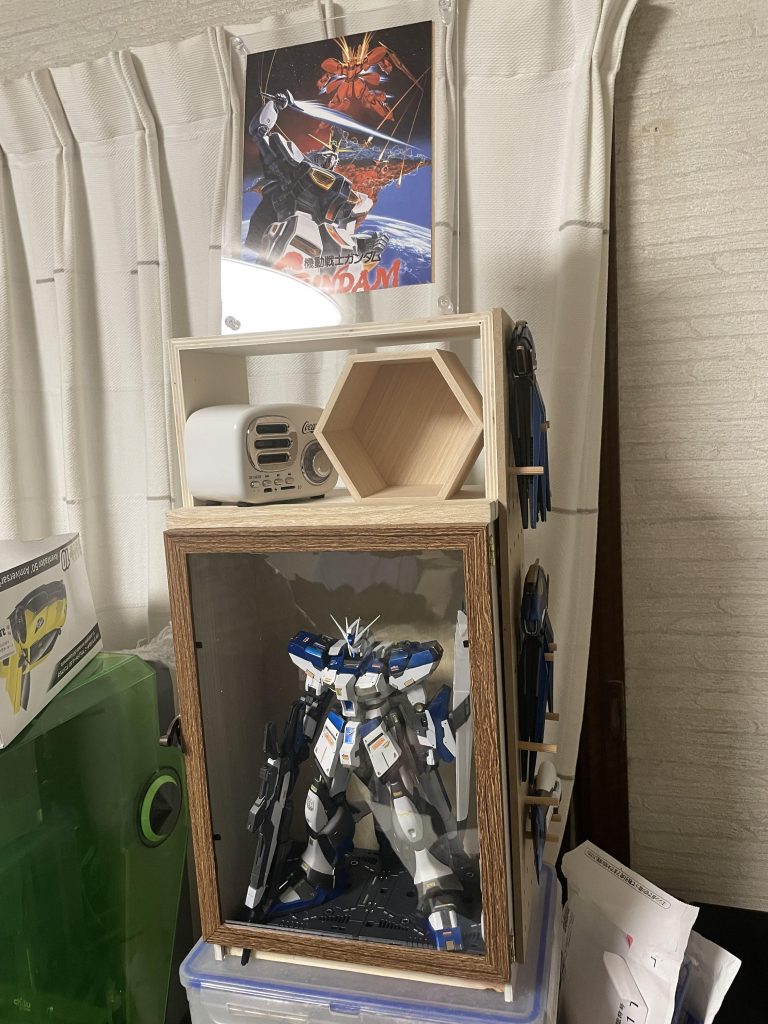 バックパックが収まらないので右側にラックを作りパーツを取り付け。なんとなくな小物入れスペースも作り完成です。自分も欲しくなる贈り物がうまくできたと思います。上には当時彼が小学生の頃劇場で買ってきたポスターを添えました。