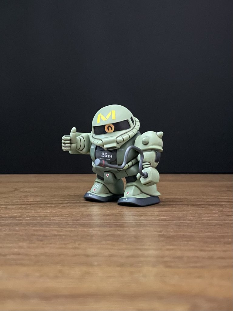 マーキングはガンダムデカールやリアルタイプドムのデカールを使用して、箱絵のザクを再現しました。